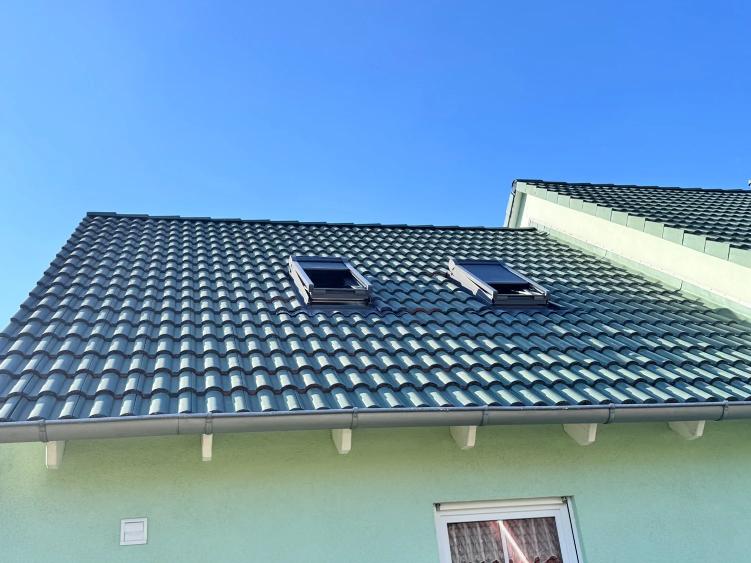 Zwei Dachfenster – Außenansicht
