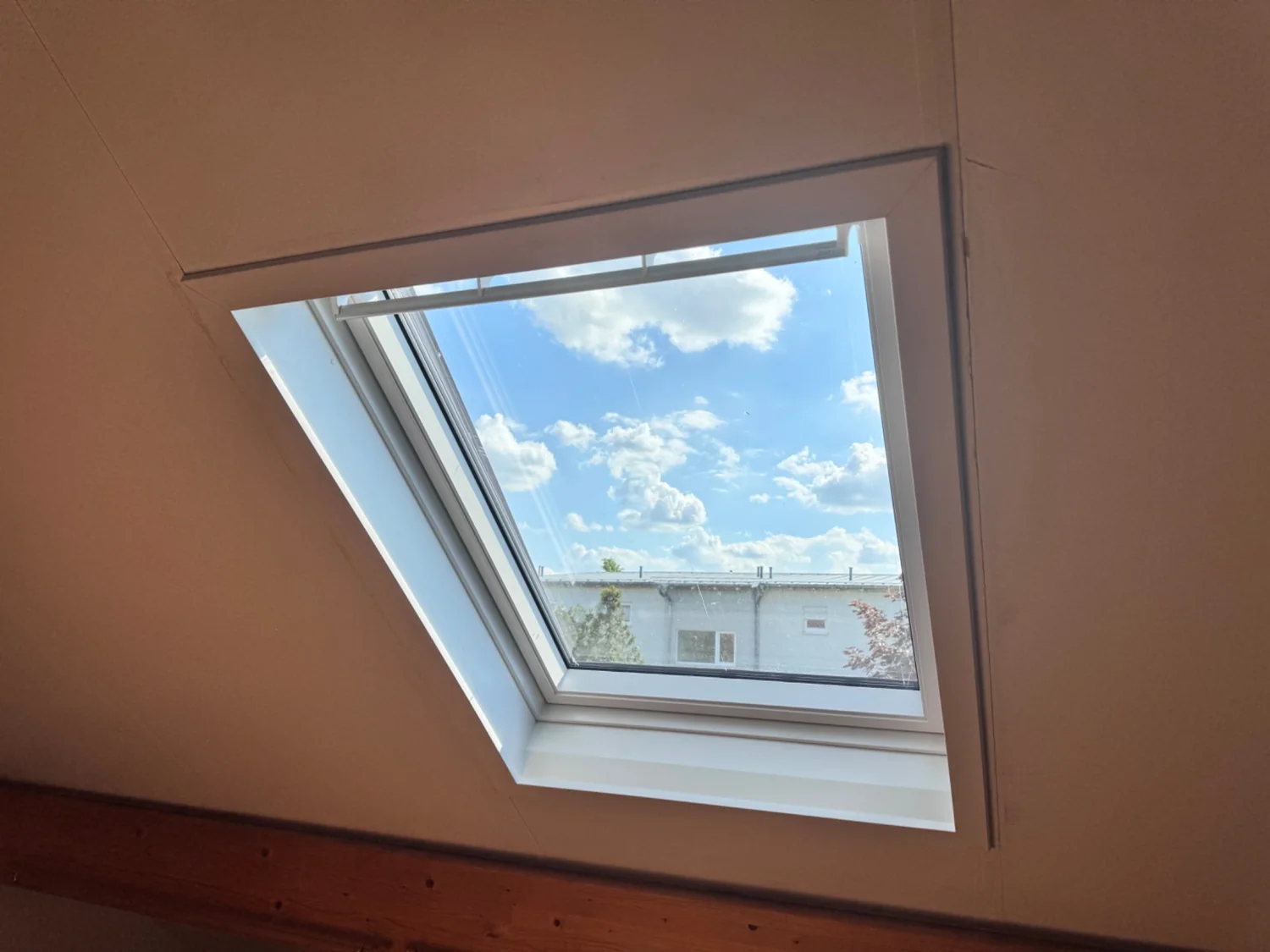 Dachfenster mit Blick in den Himmel