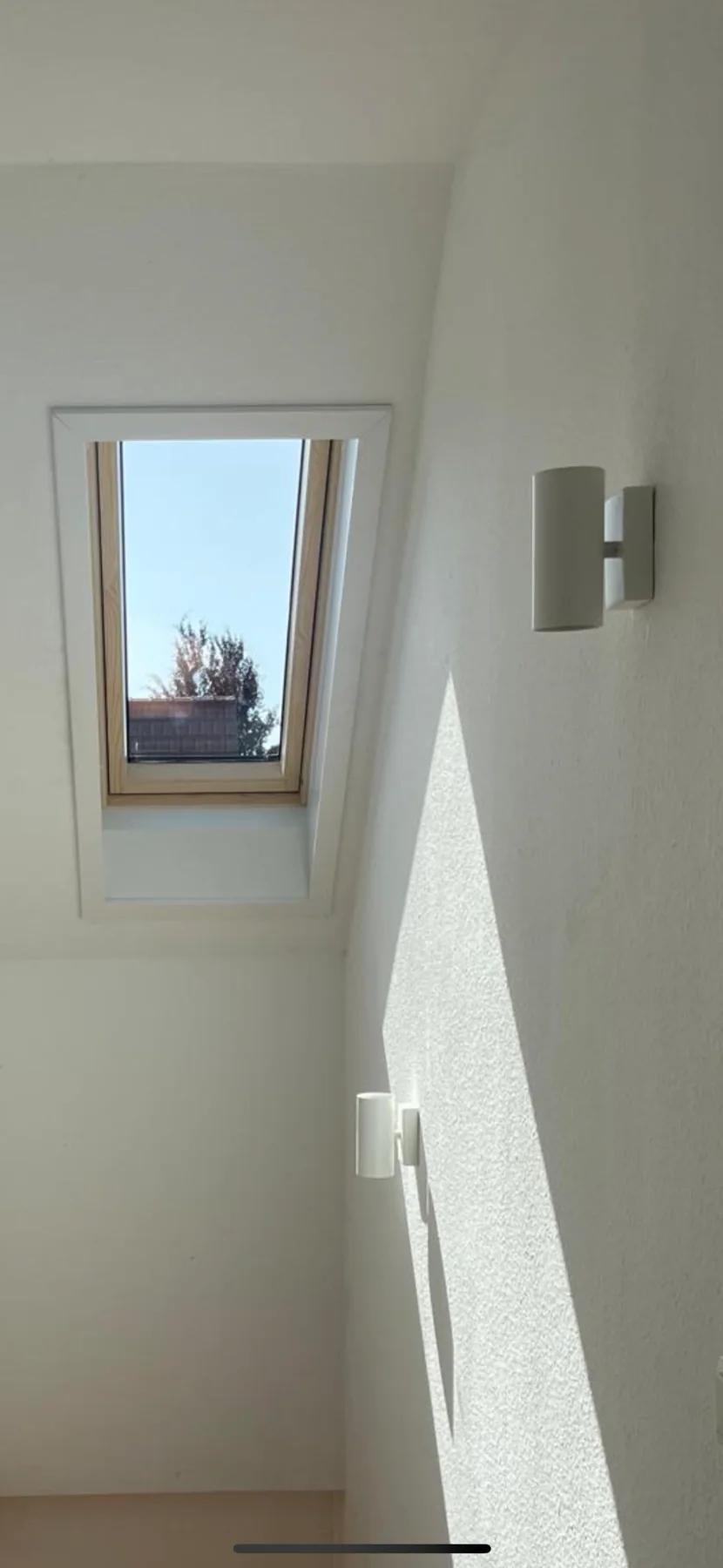 Dachfenster im hellen Treppenhaus