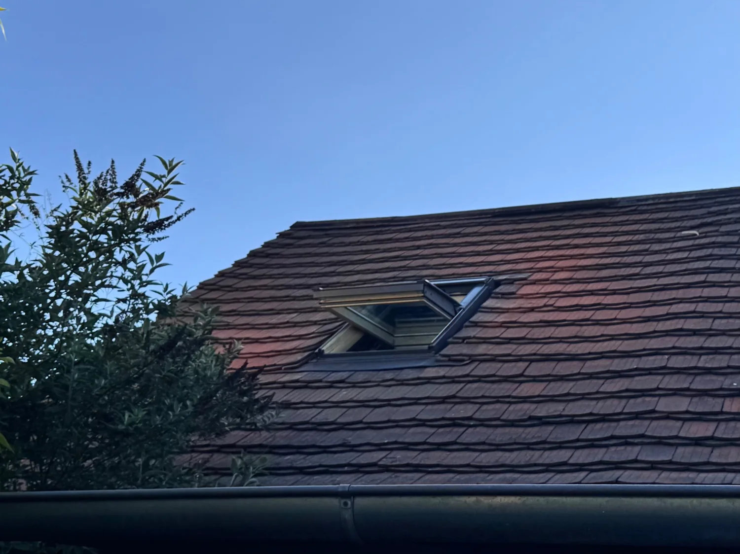 Geöffnetes Dachfenster – Dachansicht