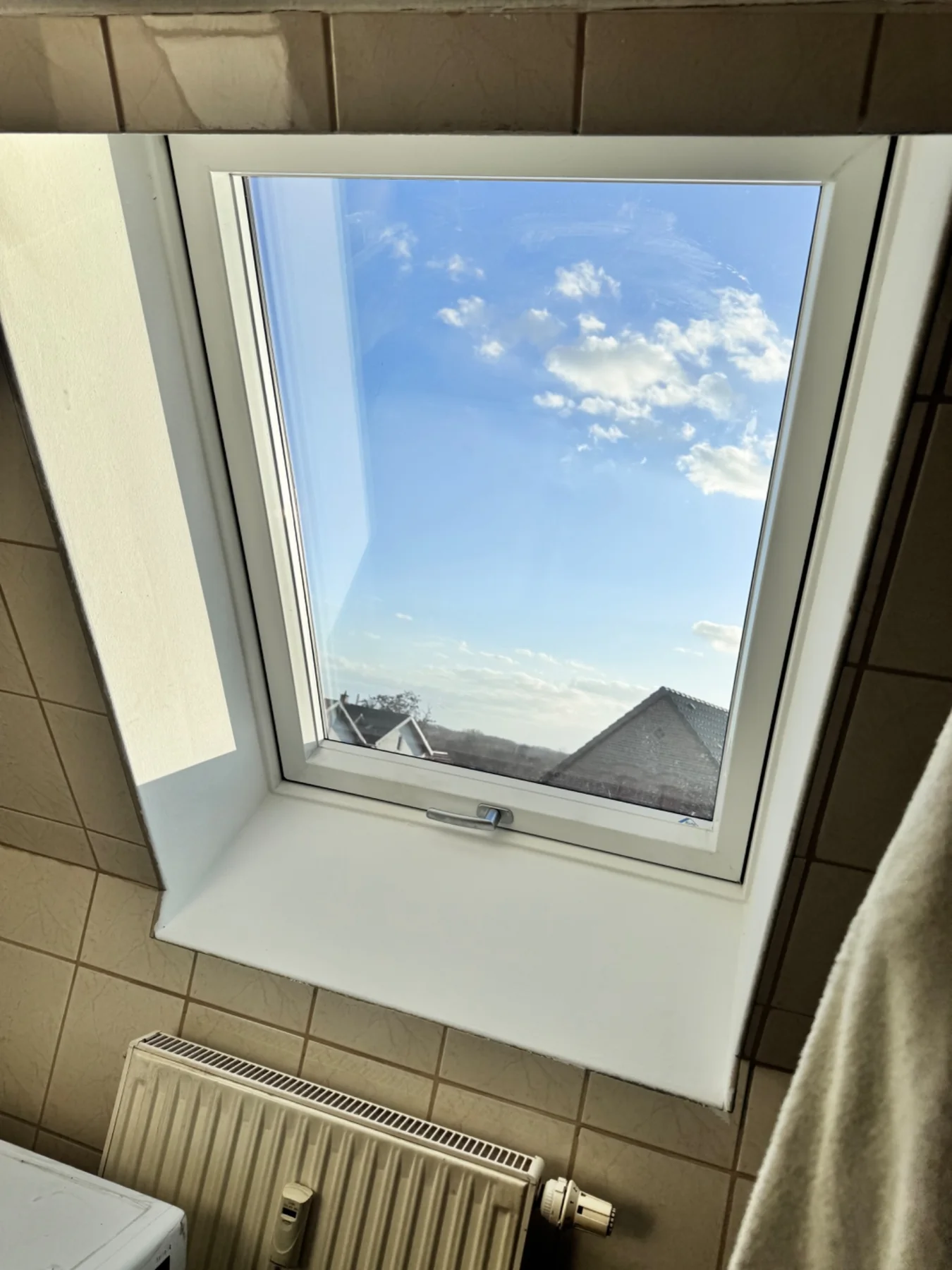 Dachfenster mit weißem Innenfutter
